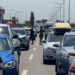 Trafik i rënduar në aksin Laç-Lezhë, fluksi i mjeteve dhe bllokimi i urës së Milotit vështirësojnë qarkullimin