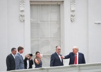 “Çdo gjë që bëj, e financoj”, Trump vizitë të papritur në çatinë e Shtëpisë së Bardhë për të inspektuar punimet për sallën e re të banketeve