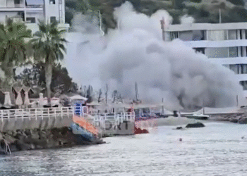 Pamje me dron/ Momenti i shpërthimit me tritol të ndërtesës pa leje në Radhimë