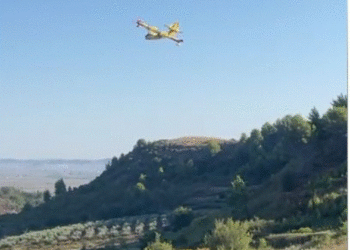 Vatra e zjarrit në Synej të Rrogozhinës/ Avioni kroat ndërhyn për neutralizimin e flakëve