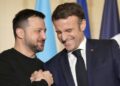 “E ardhmja e Ukrainës nuk mund të vendoset pa ukrainasit”, Macron do Zelenskyn në tryezën Trump-Putin