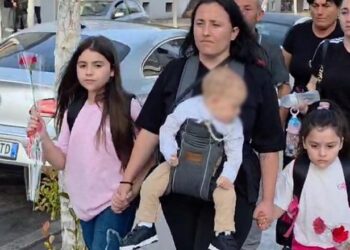 Dhimbje/ Babai u vdiq në aksident, 2 vajzat në Fier shkojnë në ditën e parë të shkollës! I shoqëron e ëma