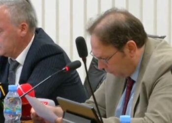 LIVE/ Dumani drejt largimit, KLP hap garën për drejtuesin e ri të SPAK! Përfaqësues të Ambasadës Amerikane në mbledhje