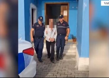 Tentativë vrasje në Vaun e Dejës/ 53-vjeçari dhunon dhe ndjek me thikë në dorë të riun, arrestohet nga policia (VIDEO)