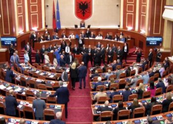 Me 82 vota dhe në kohë rekord miratohet Qeveria e re! Fjala e “Diellës” shkakton kaos, opozita hedh rregulloren drejt Ramës