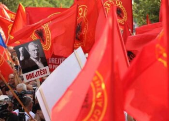 Qindra shqiptarë protestojnë sot në Hagë, Rama publikon pamjet: Drejtësi pra drejtësi, për Kosovën dhe Çlirimtarët e Saj