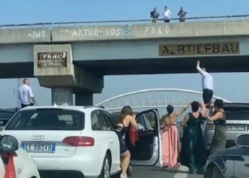 Nga gëzimi i dasmës bllokuan Unazën me makinat e marra me qira, dy të proceduar