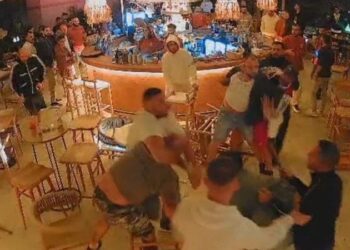Sherri masiv mes dy grupeve në Korçë, dalin pamje nga konflikti i dhunshëm