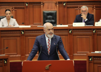VIDEO / Rama i vë kufirin opozitës, Diella brenda vitit fizikisht në tryezën e qeverisë