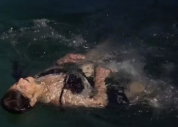 Theu rrjetin me videon virale/ 90-vjeçarja realizon tjetër hedhje spektakolare në Lumin Kir