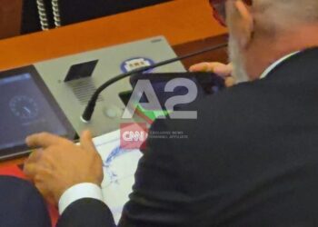 VIDEO / Rama ‘harron’ politikën, kapet duke pikturuar në Parlament