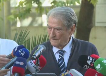 “Manja ka shtuar kostumet në gardërobën e tij”, Berisha vijon akuzat para SPAK: Balla liroi dy terroristët!