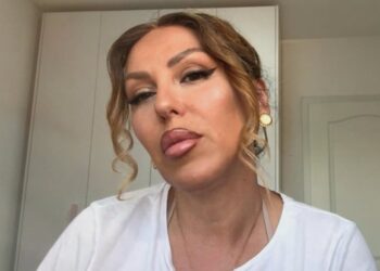 Nënë e fëmijëve me autizëm, Arta Bajrami letër Kurtit dhe Osmanit. Çfarë e tronditi artisten?