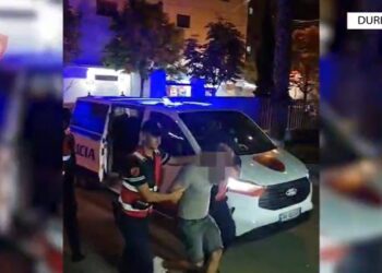 Mbajti me forcë të miturën në banesë, pranga 33-vjeçarit të armatosur në Durrës