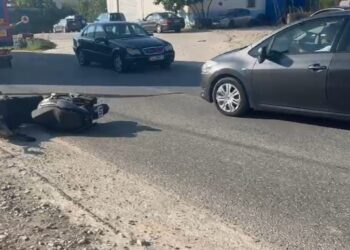 Makina përplaset me motorin në Gjirokastër/ Një person mbetet i plagosur, dërgohet në spital