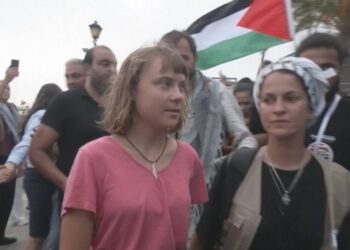 Droni sulmon anijen e Greta Thunberg? Shpërthim në flotën me ndihma për Gazën, Tunizia mohon