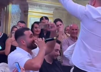 “Sa i bien dielli Taraboshit, aq jetoftë emri i Tom Doshit”, djemtë e politikanit mbulojnë me para Jozin (VIDEO)