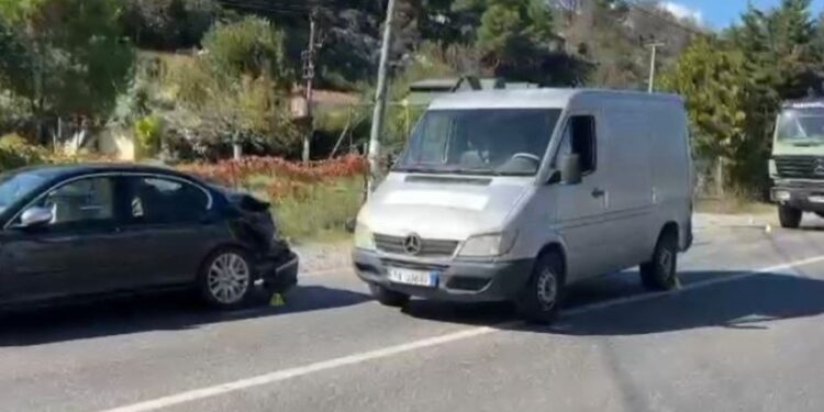 4-vjeçari përplaset nga makina në Fier, përfundon në spital