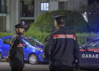 Tentoi vetëvrasje duke u hedhur nga ballkoni, por godet një 83-vjeçare, vetë shpëton, gruaja vdes