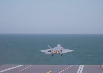 FOTO / Shfaqet bombarduesi i padukshëm, Kina teston aeroplanmbajtësen e fundit