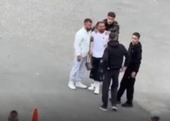 VIDEO / “Oh vëllau jem…”, momenti i rëndë kur Gjesti mbërrin në vendin ku vdiq vëllai i tij i mitur