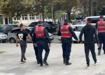 Vlorë, i riu futet në mbledhjen e Këshillit Bashkiak dhe ofendon anëtarët, shoqërohet nga policia