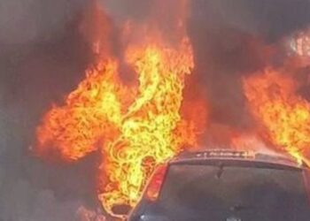 Shkodër, 35-vjeçarit i digjen dy makina luksoze në oborrin e shtëpisë