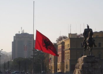 Sot flamujt në gjysmë shtizë, ditë zie për Dhimitër Anagnostin