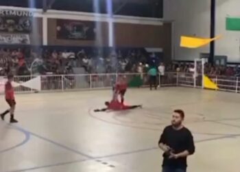 (VIDEO) Momente tronditëse, portieri pret penalltinë dhe ndërron jetë në Brazil