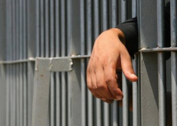 Gjejnë armë të ftohta, telefona, karikues dhe…/ “FBI-ja greke” bastisi qelitë e burgut ‘famëkeq’ të Korydallos