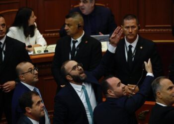 Ndëshkohen Gazment Bardhi dhe Fidel Kreka, pas kaosit në Kuvend/ Përjashtohen 10 ditë nga seancat