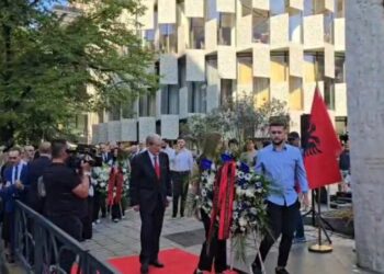Përkujtohet Azem Hajdari/Berisha dhe deputetët e PD mbajnë homazhe pranë monumentit të tij
