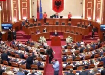 Kuvendi nis me tensione, Sali Berisha shkon në foltore, rrethohet nga Garda