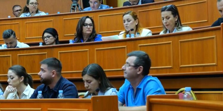 VIDEO! Shkarkim i i Veliajt si kryetar Bashkie, nis mbledhja e Këshillit Bashkiak