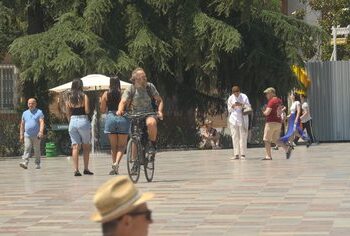 Rastet me Covid në rritje gjatë verës/ Qarkullim intensiv në tri qytete, piku nuk është arritur