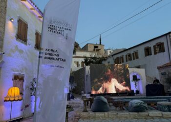 Kur muret shndërrohen në ekrane – Netët e Dhërmiut në Gjon Mili Ivaf 2025