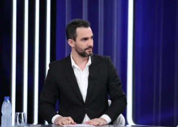 Lapaj: Ana Dajko nuk e do mandatin, por e mban si të vetmen mënyrë që të mos ia japë një tradhtari