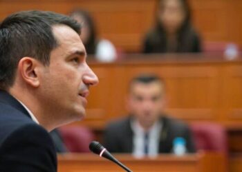 Nesër mbledhja për shkarkimin/ Sekretari i Këshillit letër Veliajt: Nis pretendimet me shkrim! Kryebashkiaku: Prania ime të hidhet në votim