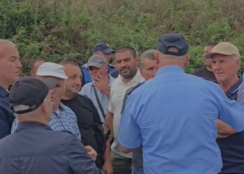 Kërkojnë asfaltimin e rrugës, banorët e 7 fshatrave në Vlorë sërish në protestë