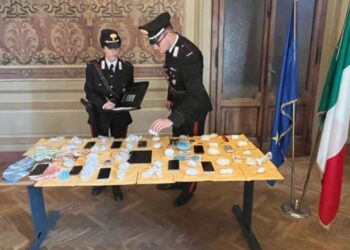 U kap duke shpërndarë kokainë, i riu shqiptar arrestohet nga policia në Itali! Në pranga edhe bashkëpunëtori