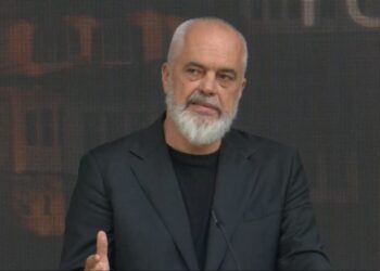 “Ksamili, jo më në dorë të injorantëve”/ Rama: Çmimet marramendëse e shërbimet mizerabël. S’ka më muzikë!