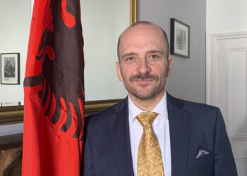 Ambasadori shqiptar i drejtohet Nigel Farage: Pretendimet e tua për emigrantët shqiptarë janë të pavërteta!