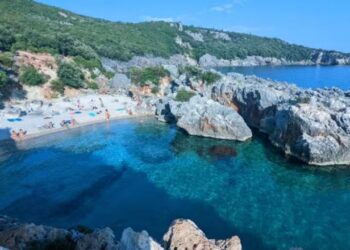 Grekët që bëjnë pushime në “Rivierën Shqiptare”