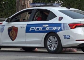 Goditën dhe vunë në rrezik jetën e efektivëve të policisë, arrestohen 4 persona në Tiranë, dy prej tyre të mitur