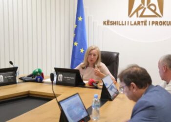 “Çfarë jemi ne, agjenci udhëtimi?”/Përplasje në KLP, akuza për abuzim me buxhetin