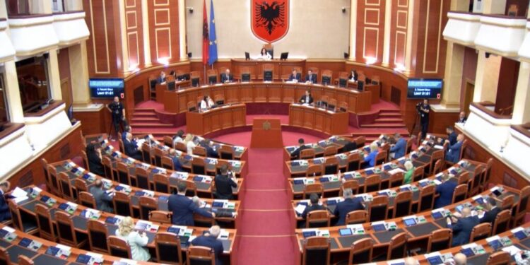 Live/ Nis seanca e parë e legjislaturës së XI-të, pritet të betohen 140 deputetët dhe të zgjidhet kryetari i ri!