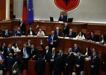 Kaosi dje në Kuvend dhe gjuajtja drejt Ramës me librin e Kushtetutës/ Reagon Delegacioni i BE: Për të ardhur keq që…