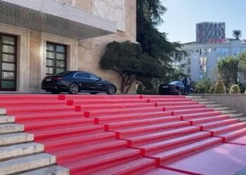 Në pritje të ministrave, Kryeministria shtron tapetin e kuq. Pas betimit i pret fotoja familjare