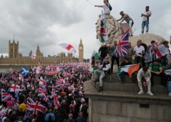 Kaos në Londër, protesta kundër emigracionit/ 26 policë të plagosur, arrestohen 25 persona