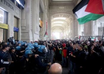 Në protestë pro Gazës, “luftë guerile” në Milano/ 60 agjentë të plagosur